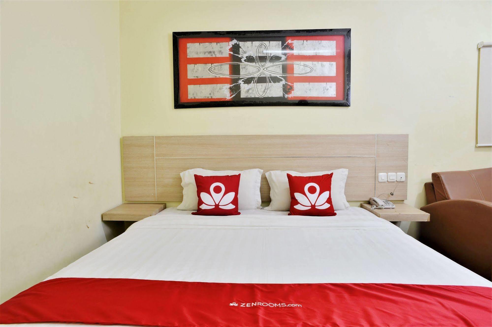 Zen Rooms Rujia Pecenongan Jakarta Exterior photo