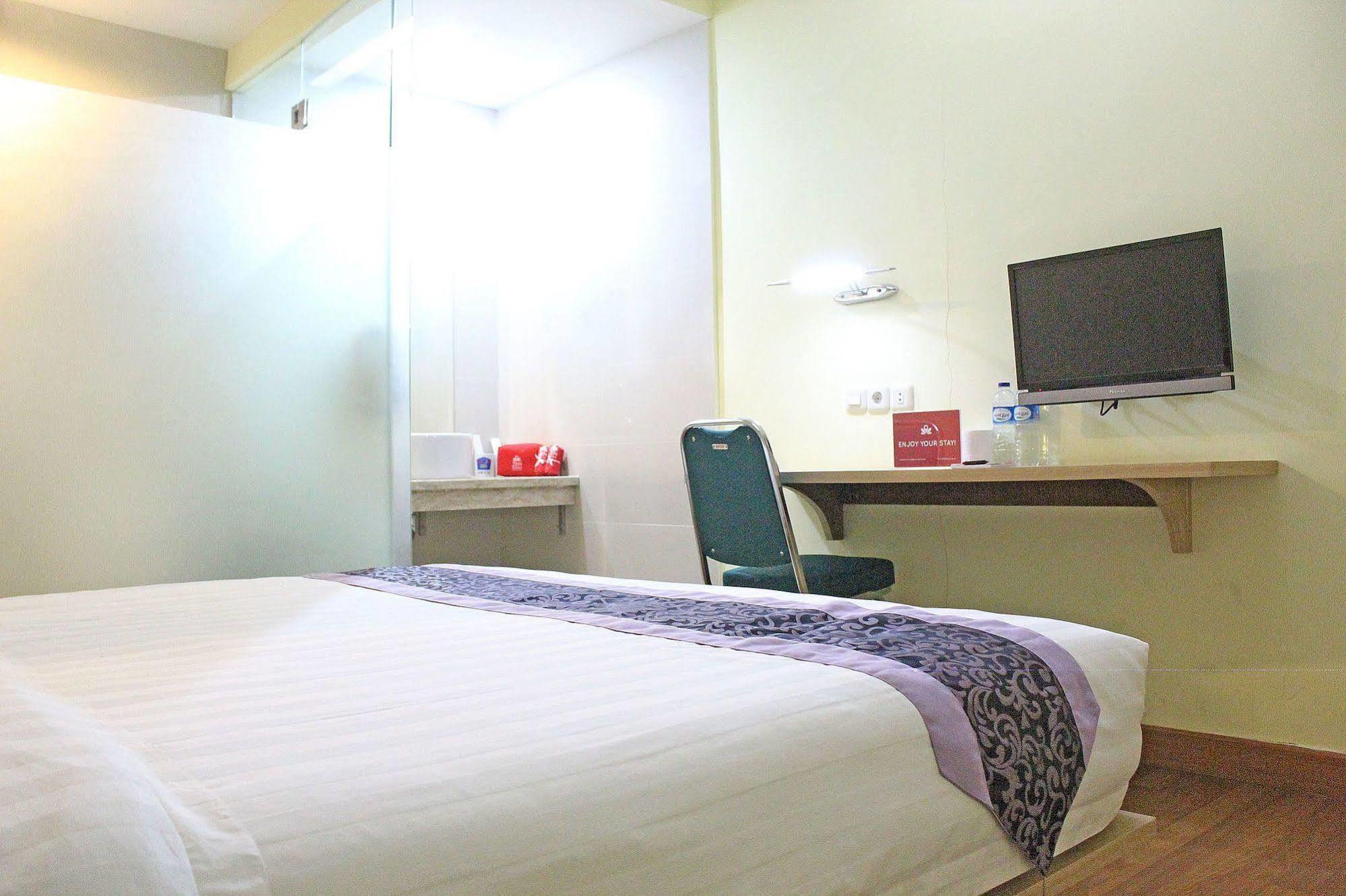 Zen Rooms Rujia Pecenongan Jakarta Exterior photo