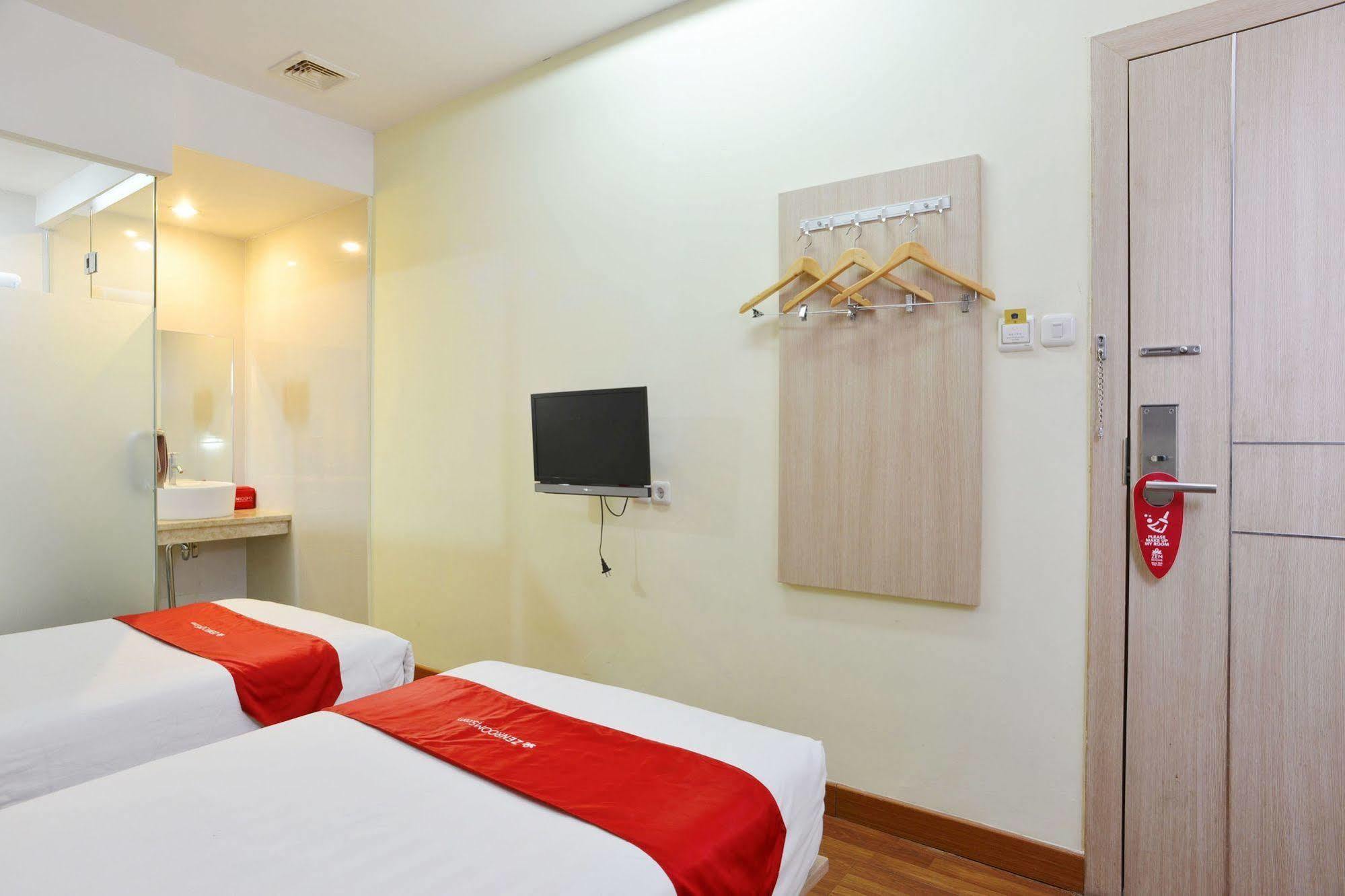 Zen Rooms Rujia Pecenongan Jakarta Exterior photo